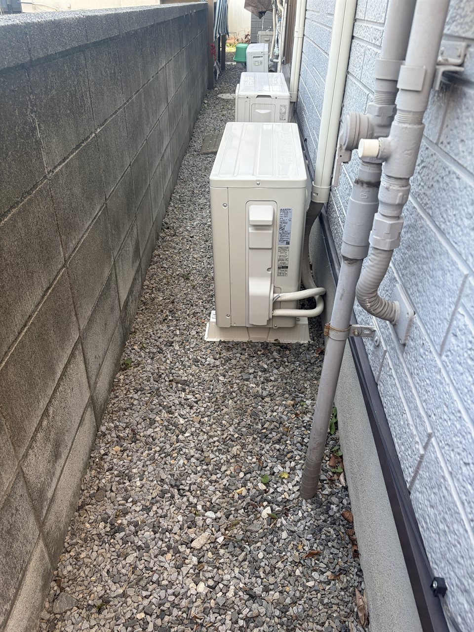 設置が完了した新しいダイキンの室外機と配管化粧カバー / The newly installed Daikin outdoor unit with piping cover