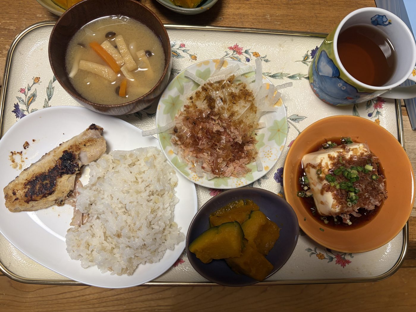 献立②：赤魚のみりん粕漬け・冷奴・かぼちゃの煮物・オニオンスライス・味噌汁
